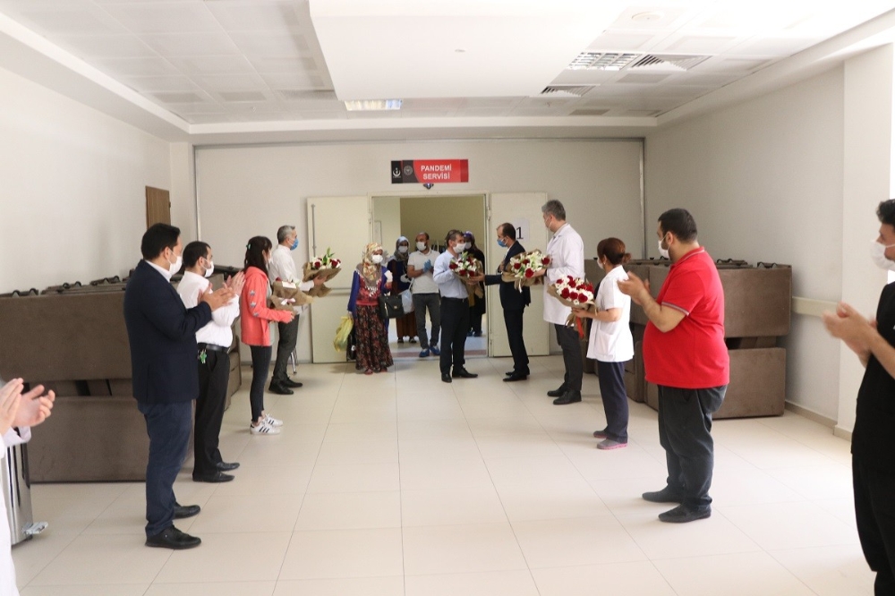Virüsü yenen 5 kişi alkışlarla evine gönderildi