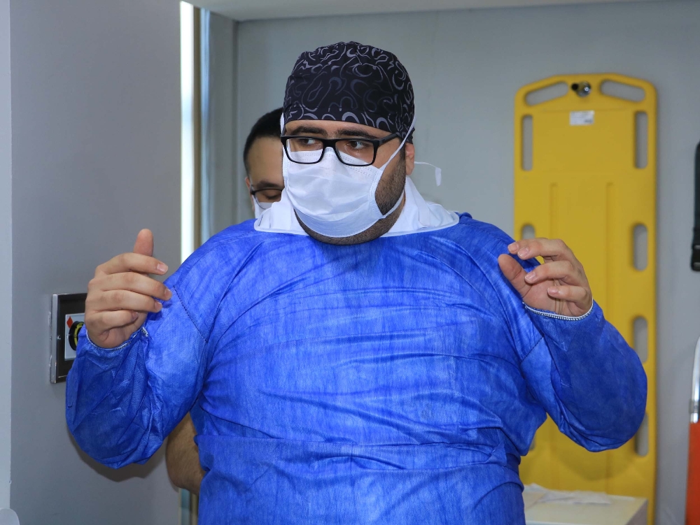 Virüsü yenen doktor alkışlar arasında geri döndü
