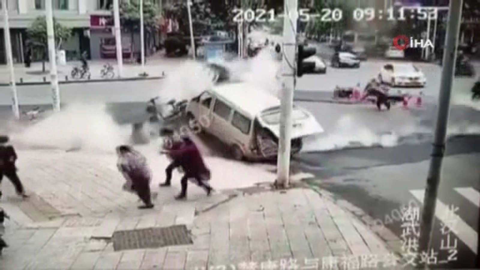 Wuhan’da kanalizasyon patladı, yol havaya uçtu: 4 yaralı