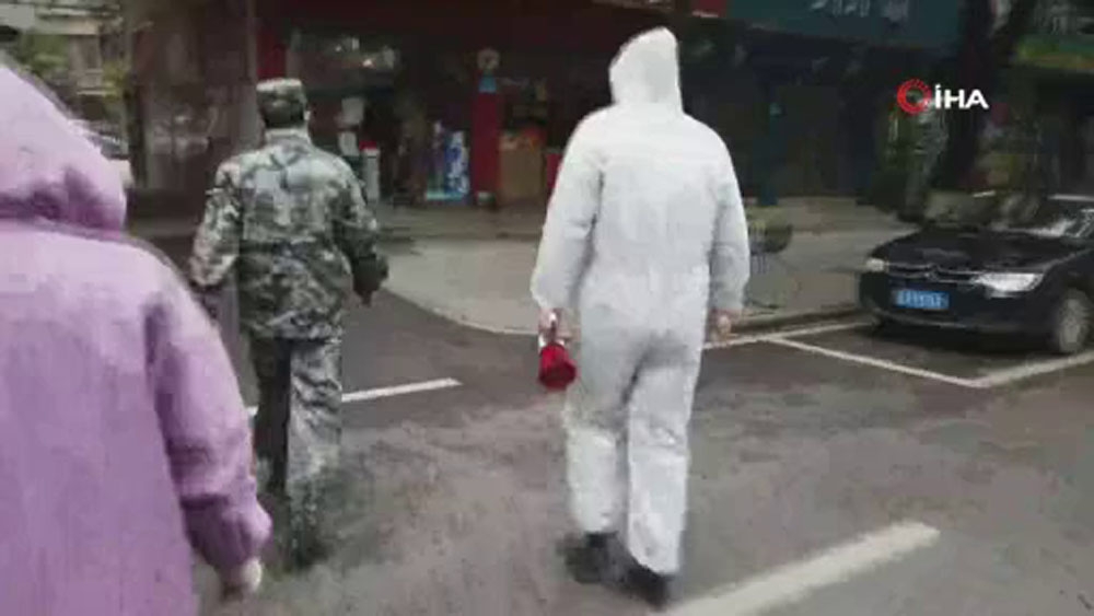 Wuhan’da polis kapı kapı gezip ateş ölçüyor