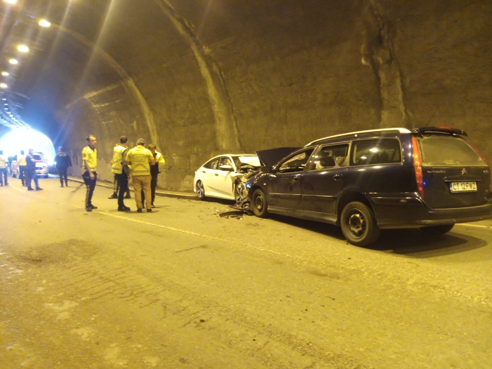 Yabancı plakalı araç tünelde ters yöne girdi: 3 yaralı