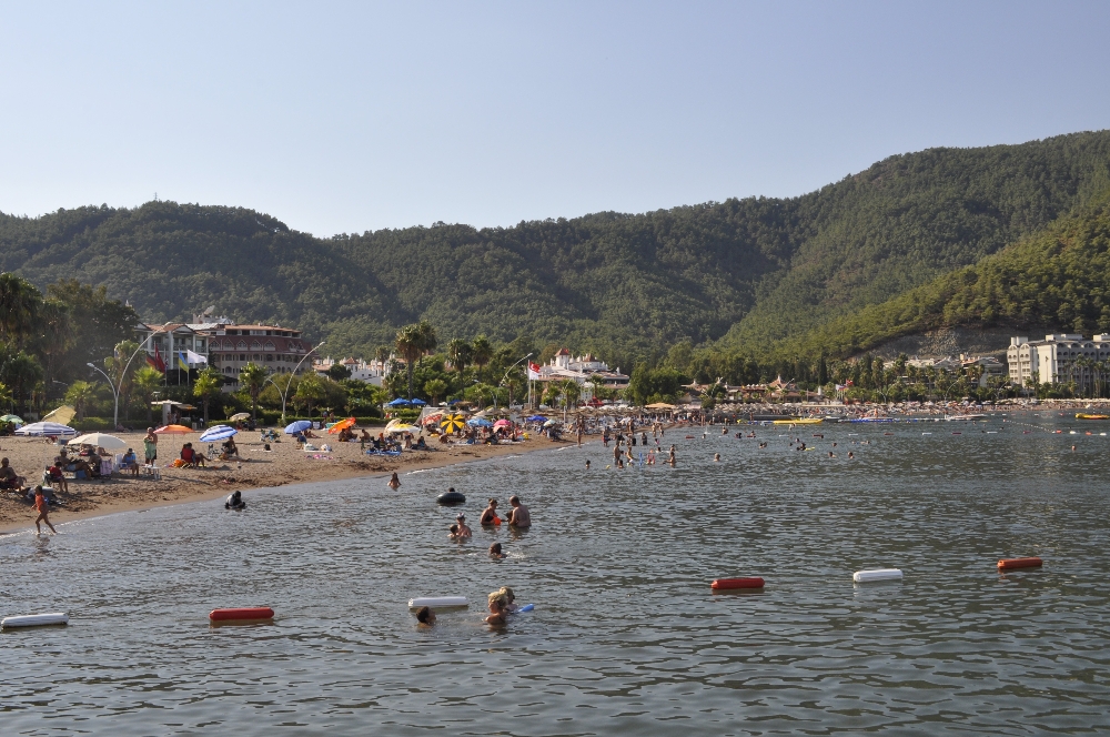 Yabancı turistler gelmeye başladı, Marmaris plajları doldu