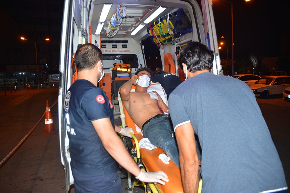 Yabancı uyruklu şahıs polis tarafından sokakta bıçaklanmış halde bulundu