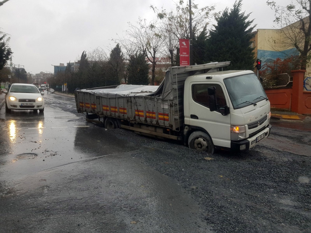 Yağış nedeniyle çöken yolda bir kamyon mahsur kaldı
