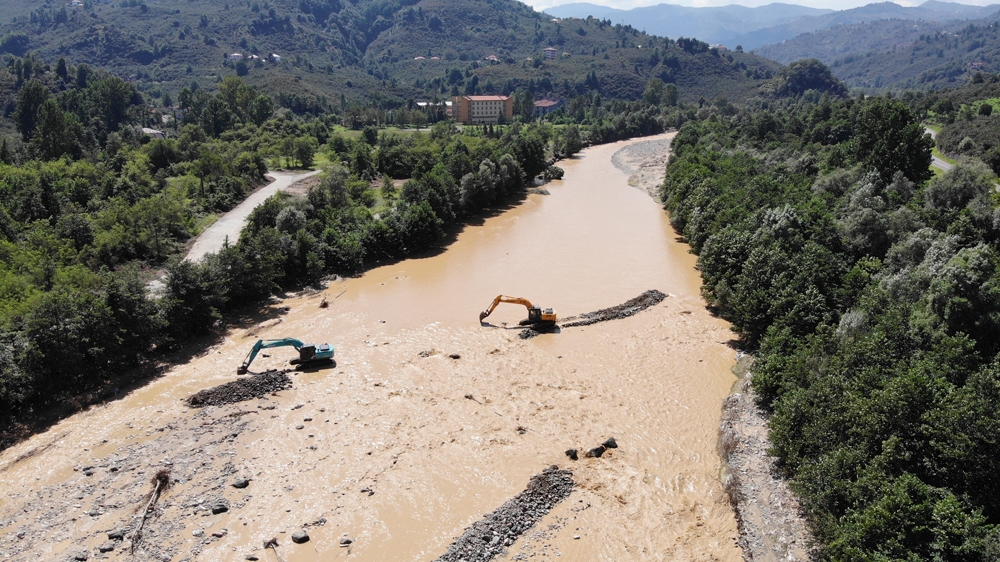 Yağlıdere’de köylere ulaşılmaya çalışılıyor