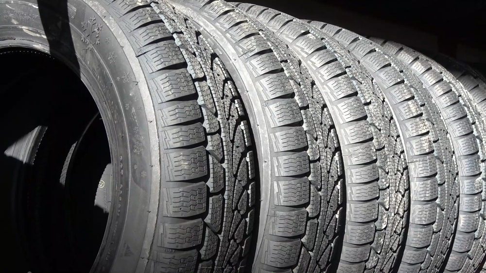 Yağmayan kar, kış lastiği satışlarını da fiyatını da düşürdü
