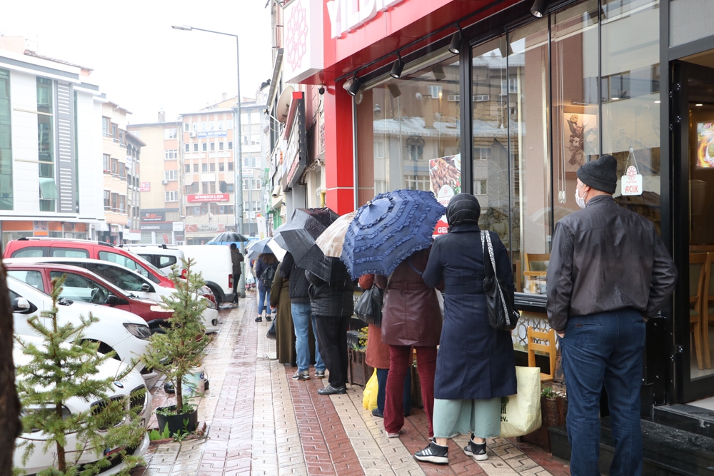 Yağmur altında ucuz et kuyruğu