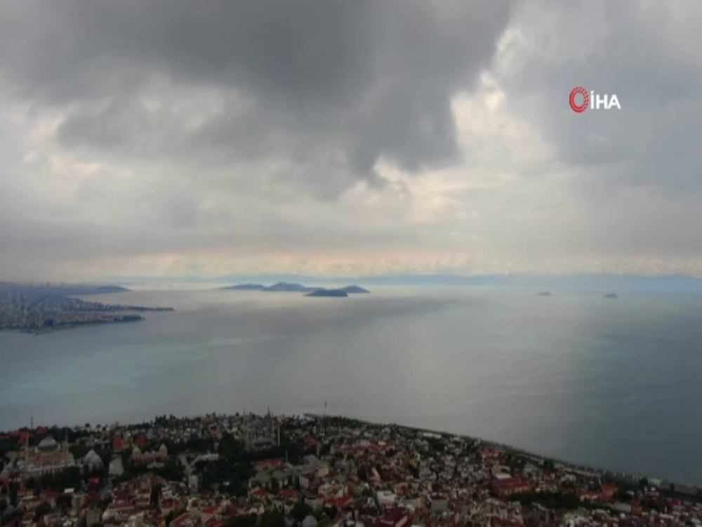 Yağmur bulutlarının eşsiz manzarası havadan görüntülendi