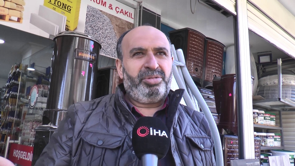 Yağmurda ıslanan kağıt toplayıcısına montunu veren vatandaş konuştu