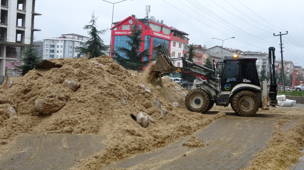 Yaklaşık 100 ton  saman zarar gördü