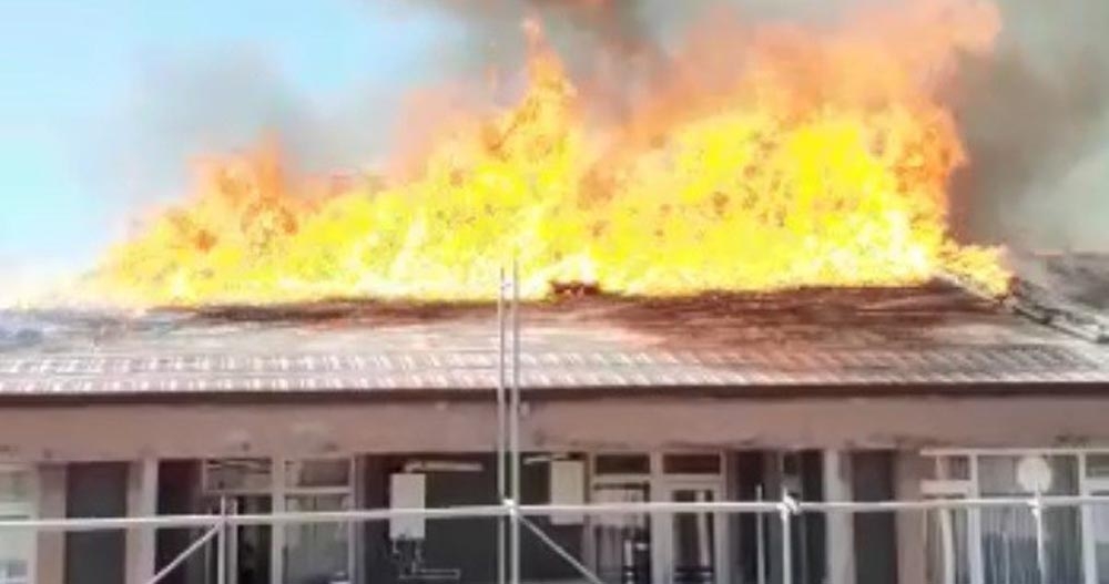 Yalıtım çalışmaları sırasında yanan çatı küle döndü