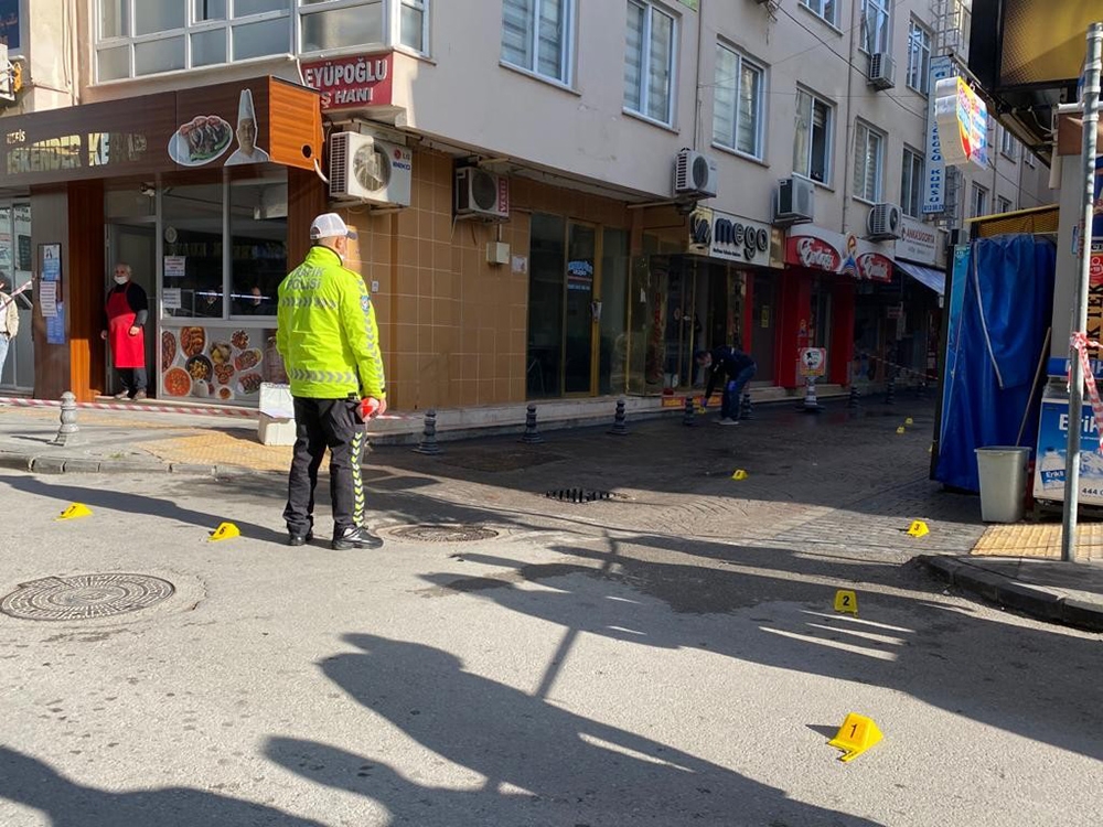 Yalova’da Çarşı ortasındaki silahlı çatışma kamerada