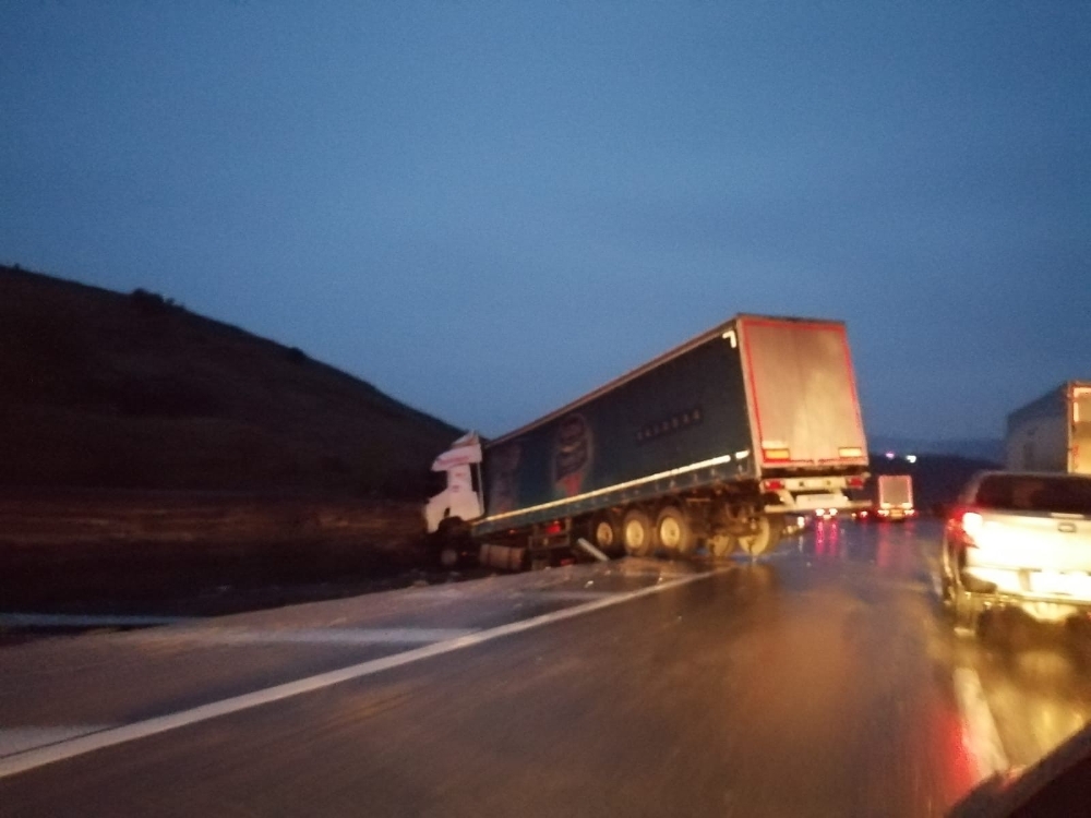 Yalova’da tır yoldan çıktı, sürücüsü ölümden döndü