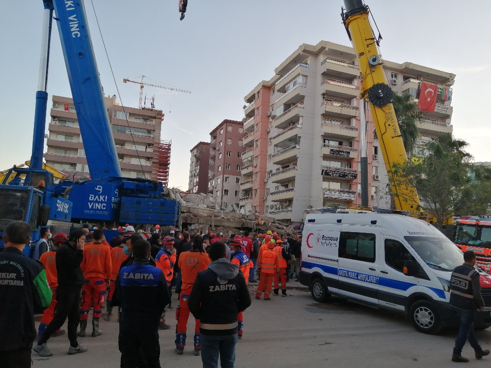 Yan binadaki tehlike nedeniyle ekipler çalışmayı durdurdu