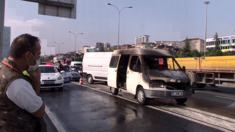 Yanan ekmek teknesini gözyaşları içerisinde izledi