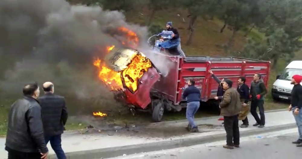 Yanan kamyonetlerini damacanayla suyla söndürmeye çalıştılar