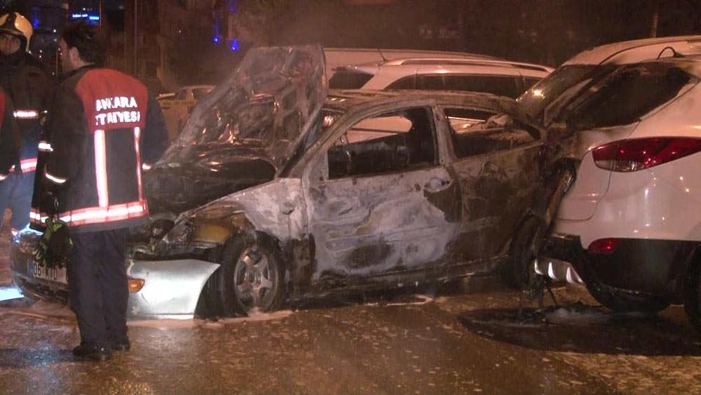 Yanan Otomobilden Canlarını Son Anda Kurtardılar