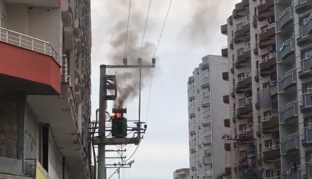 Yanan trafonun üzerine kovayla su döktü, yürekleri ağza getirdi