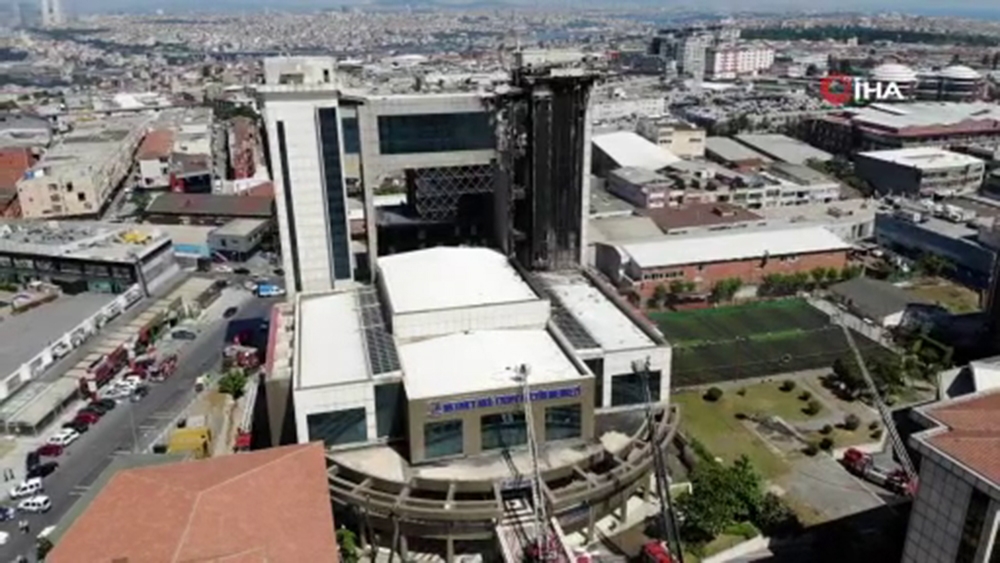 Yangın çıkan Bayrampaşa Mehmet Akif Ersoy Kültür Merkezi havadan görüntülendi