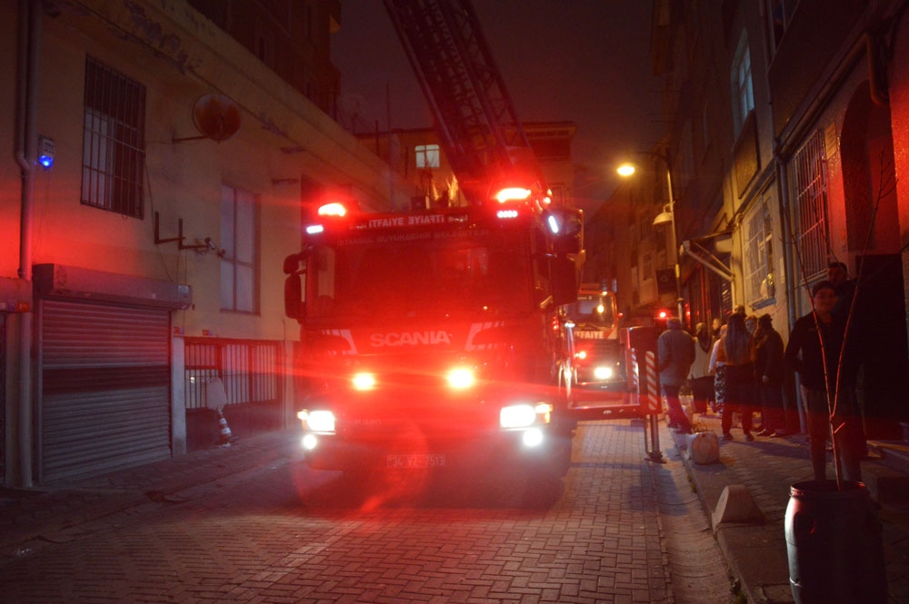 Yangın çıkan binada vatandaşlar mahsur kaldı