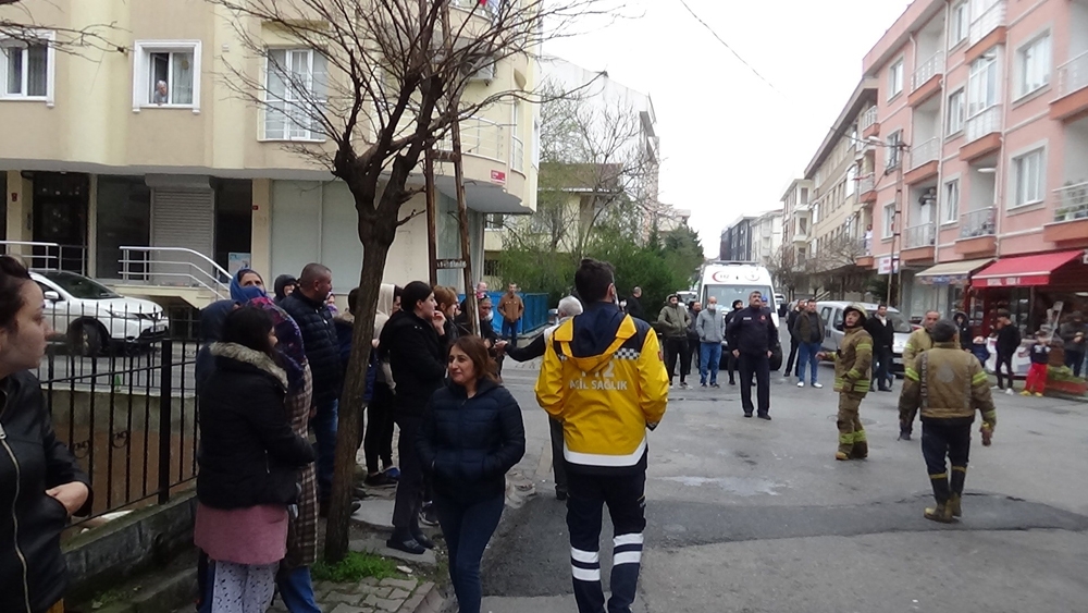 Yangın nedeniyle evinde mahsur kalan yaşlı adamı itfaiye kurtardı
