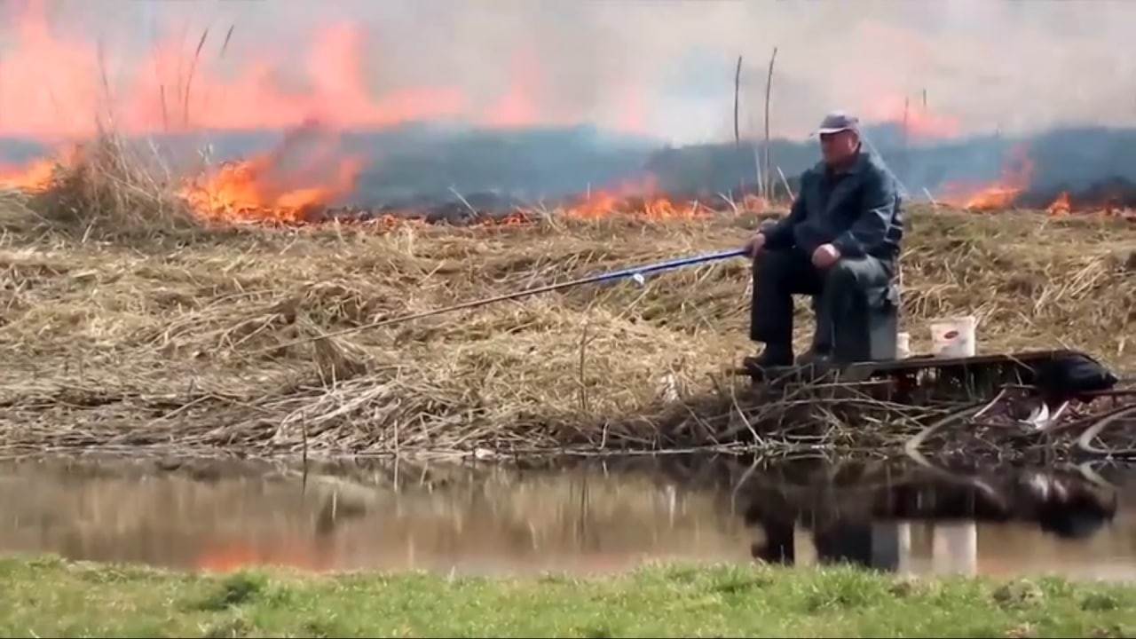 Yangına rağmen balık tutmaya devam etti
