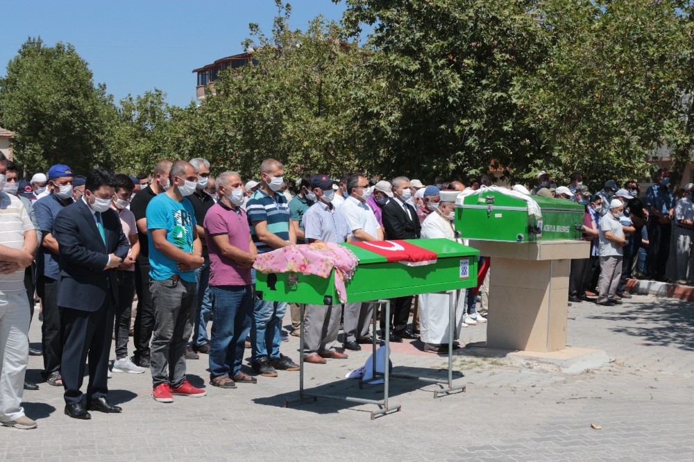 Yangında hayatını kaybeden iki kardeşe ağlatan veda