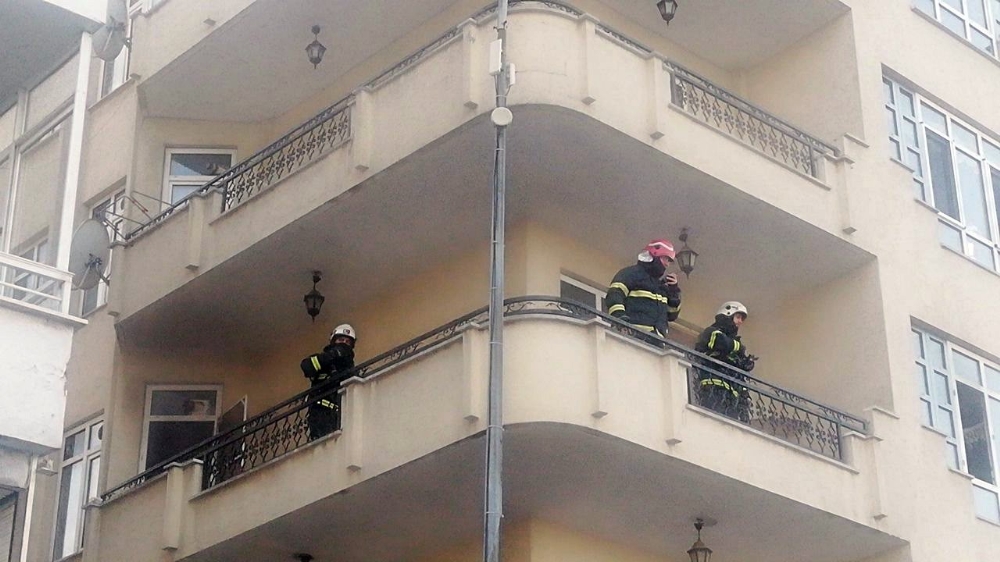 Yangında Mahsur Kalan Aileyi Polis Ve İtfaiye Kurtardı