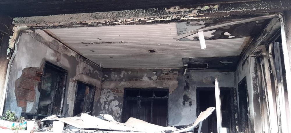 Yangında Mahsur Kalan Yaşlı Kadını Jandarma Kurtardı