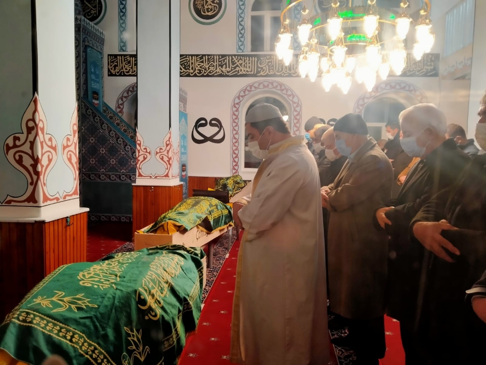 Yangında ölen baba ve 2 çocuğu yan yana defnedildi