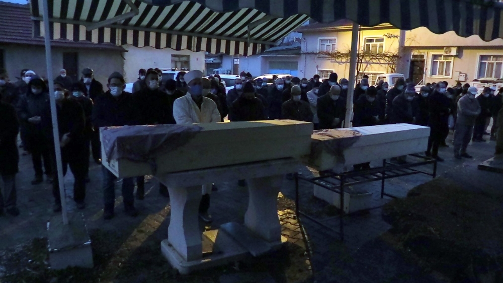 Yangında ölen hemşire anne ve kızına acı veda
