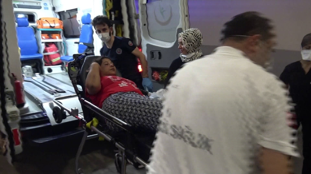 Yanındaki kadını önce dövdü sonra da seyir halindeki araçtan attı
