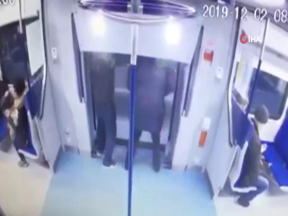Yanlış metroya binen yolcu dışarı atladı