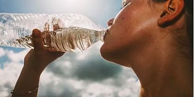 Yapay Zeka her sohbet ettiğinizde bir şişe su içiyor