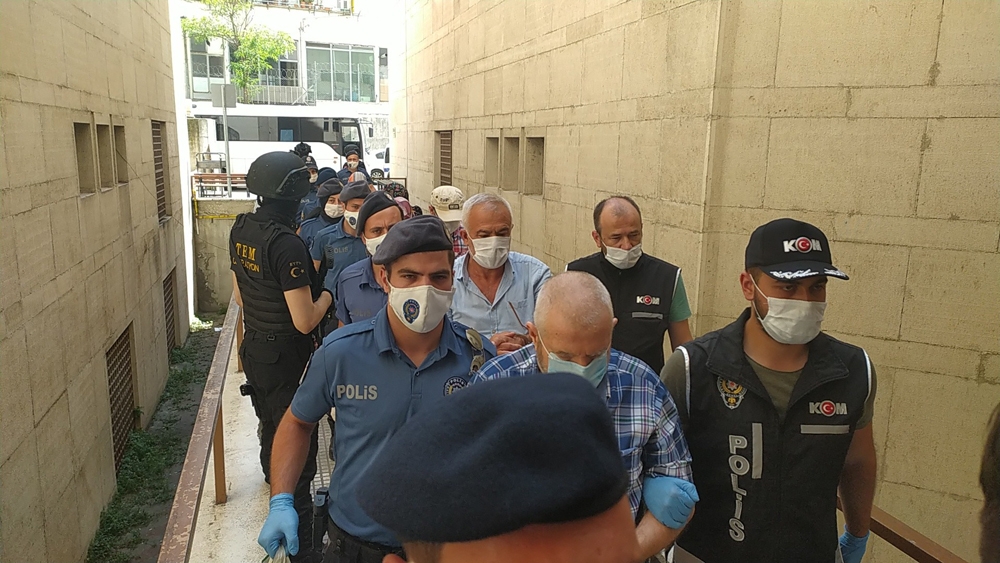 Yapılan operasyonda gözaltına alınan eski daire başkanı ve 14 kişi adliyeye sevk edildi