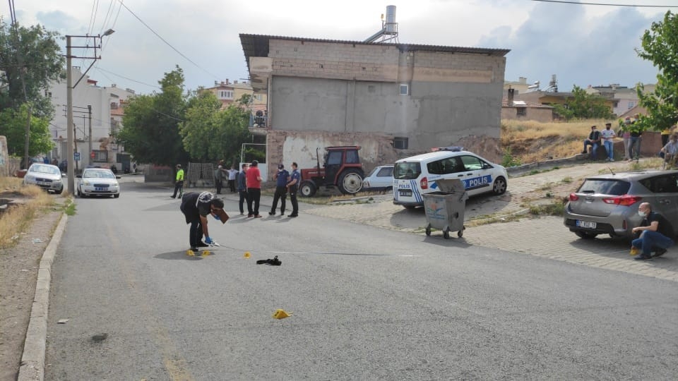 Yaralı doktor ile saldırgan arasındaki boğuşma kamerada