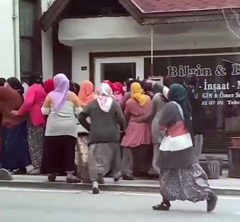 Yardım dağıtımı izdihama dönüştü, salgın unutuldu