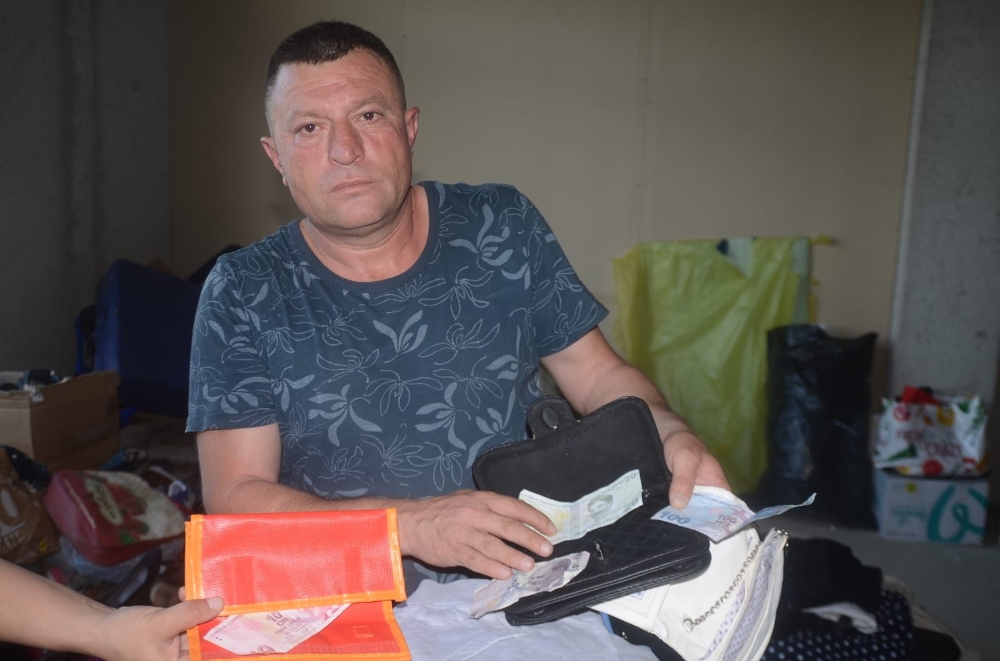 Yardım kolilerinin içinden çıkan para duygulandırdı