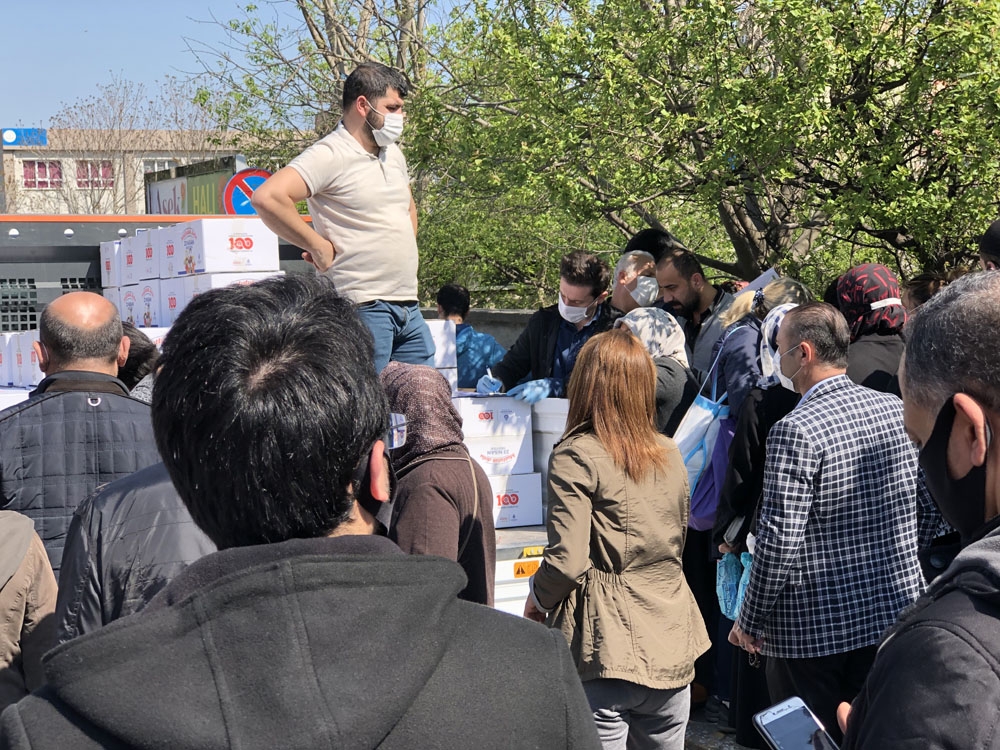 Yardım kolisi dağıtımında sosyal mesafe unutuldu