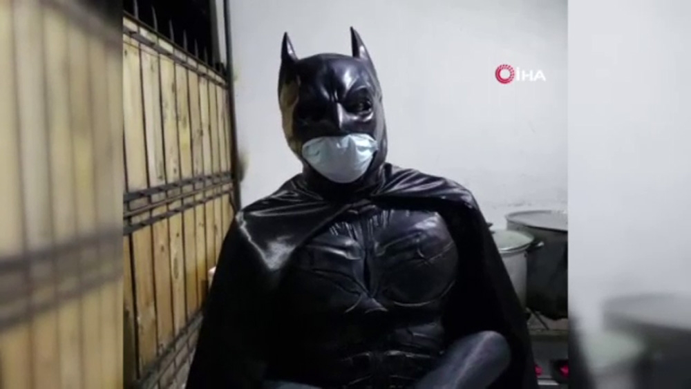 Yardımsever Batman, Şili’de evsizlerin karnını doyurmak için yola çıktı