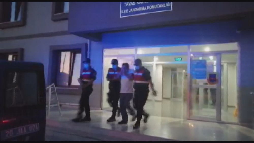 Yarı fiyatına verdiği sahte dövizi sosyal medyadan 2 kişiye sattı
