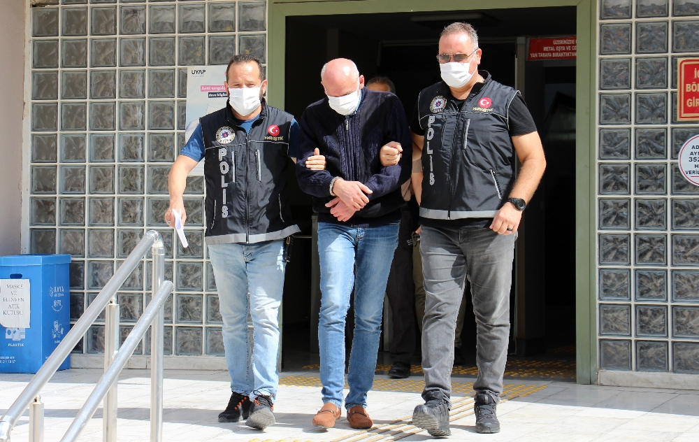 Yarım kilo esrarı iç çamaşırına gizlemiş