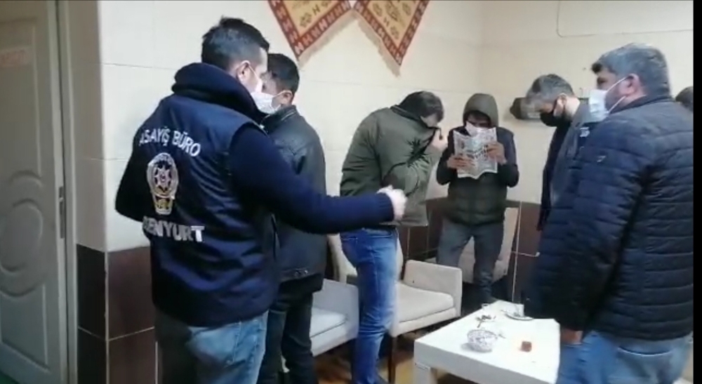 Yasağa rağmen açık olan ruhsatsız kafeye polis baskını