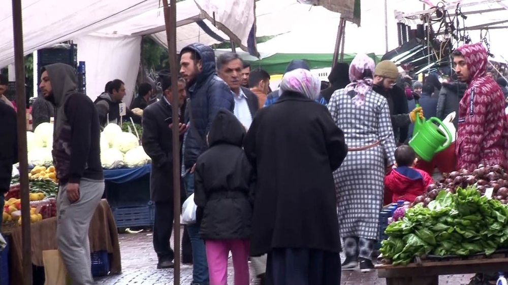 Yasağa rağmen aileler pazara çocukları ile geldi
