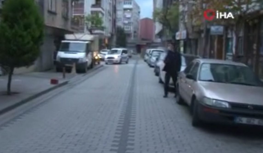 Yasağa rağmen internet kafeyi açtılar, polisi görünce arka kapıdan kaçtılar