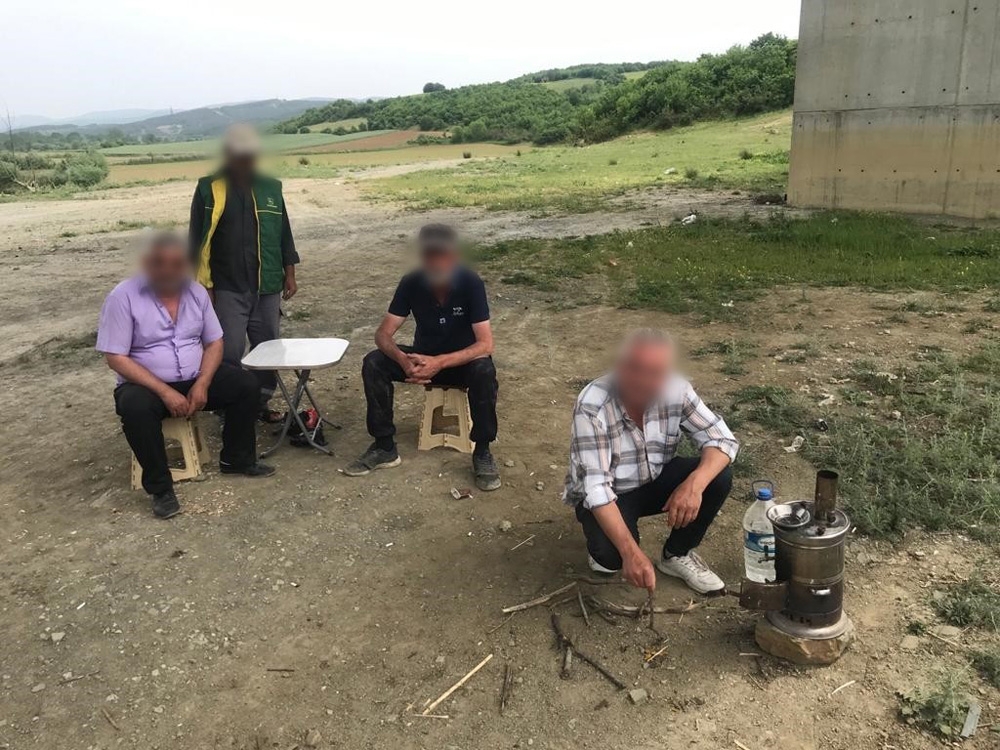 Yasağa rağmen semaver başında çay keyfi yaparken yakalandılar