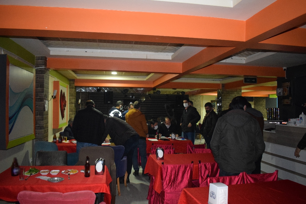 Yasağı delip eğlence mekanında yakalandılar