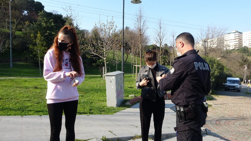 Yasağı hiçe sayıp parkta alkol aldı, polise verdiği tepki hayrete düşürdü