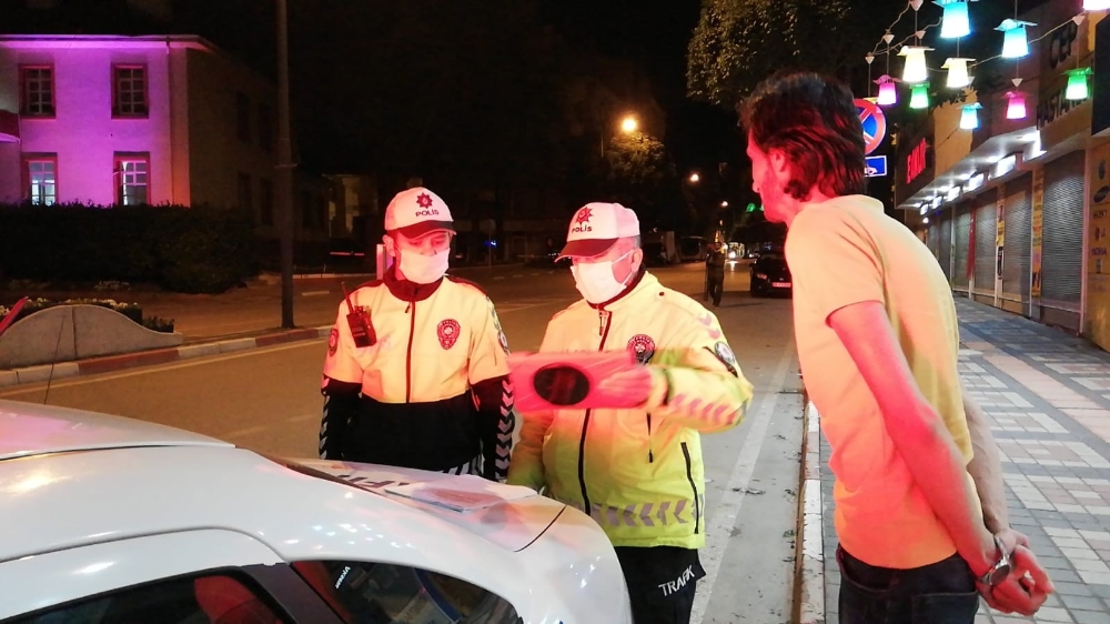 Yasağın başlamasıyla birlikte durdurulan otomobilde silah çıktı