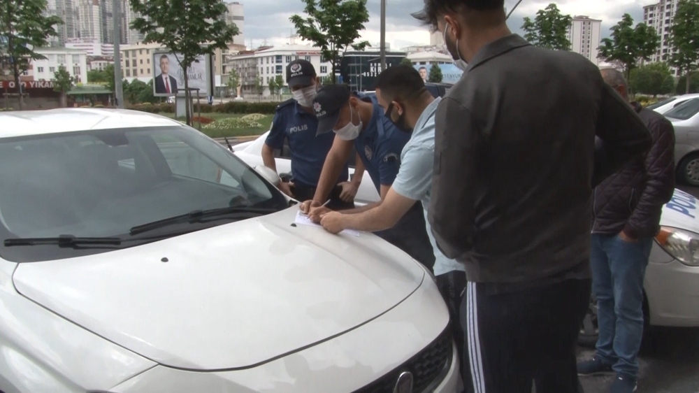 Yasak olmasına rağmen çocuklarını markete getiren babaya ceza